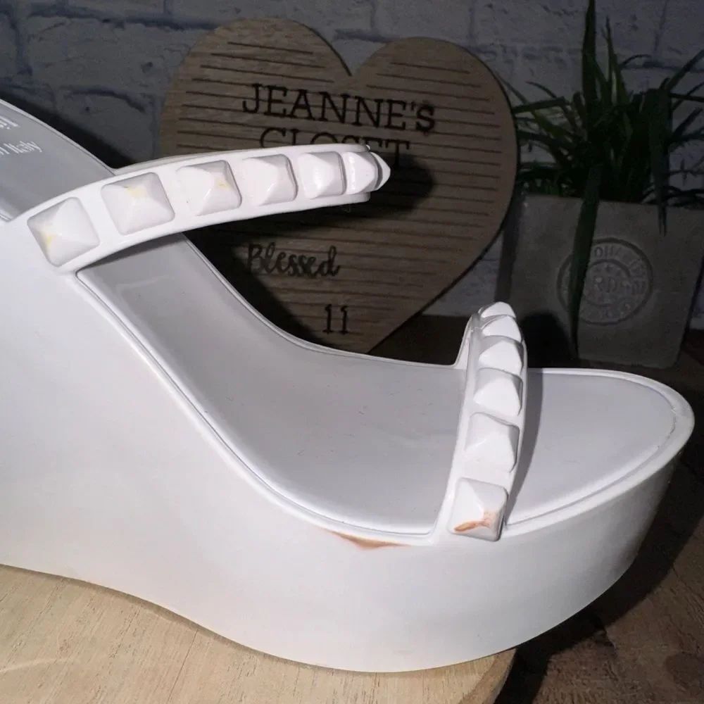 Carmen Sol Tonino mid wedge jelly
Rubber Studded Accents Sandals
Women's Size 7 - Picture 4 of 11
